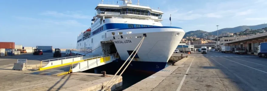 Moderne weiß-blaue Passagierfähre am sonnigen Mittelmeerhafen kurz vor Abfahrt nach Korsika